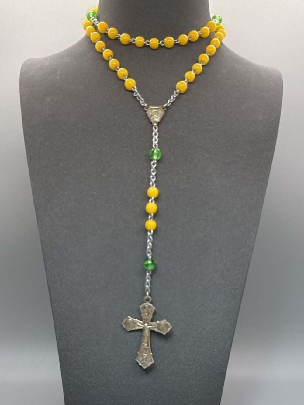Vtg Italian Rosary Silver Tone Crucifix Yellow & Green Beads Italy Catholic - Picture 3 of 16